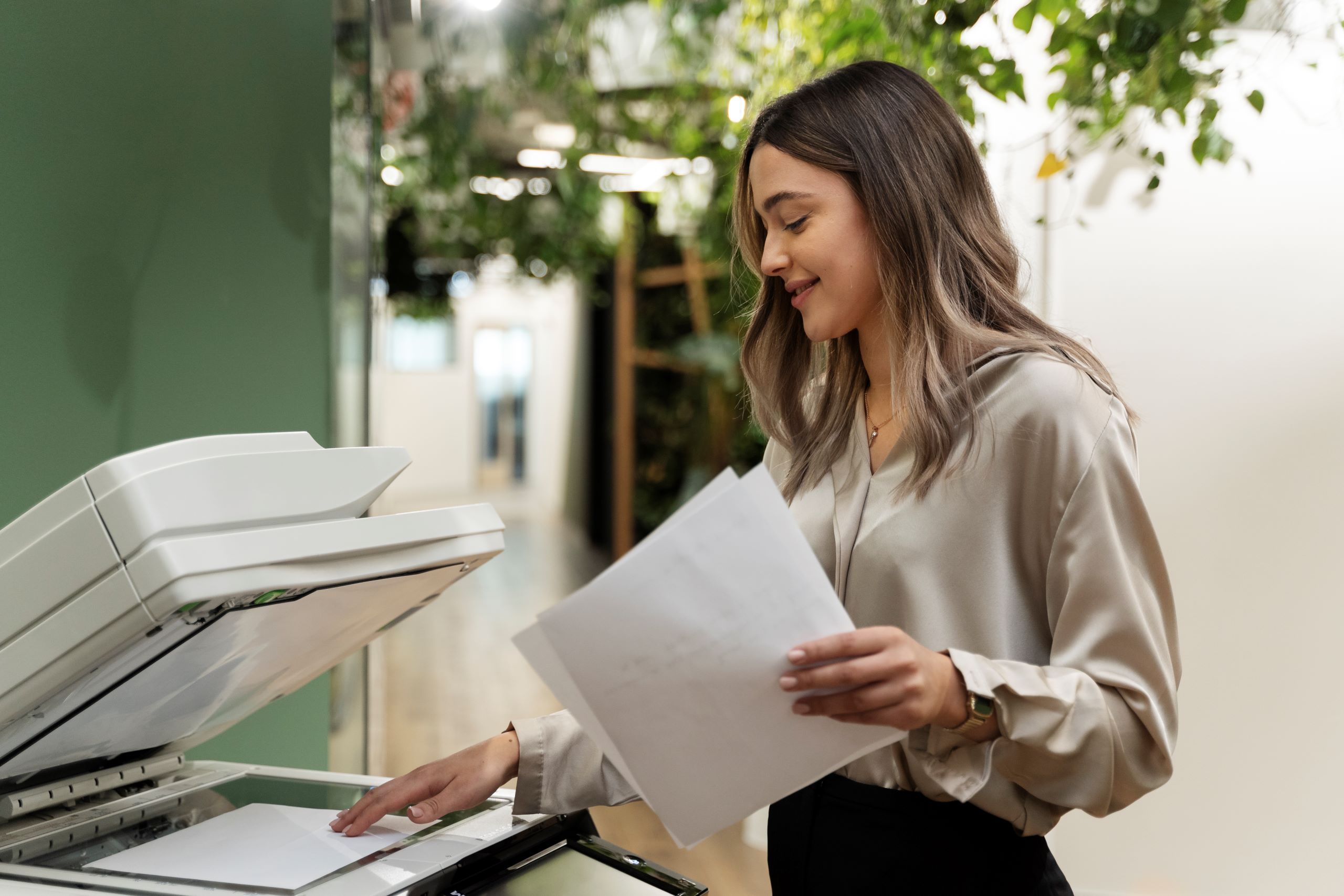 No ambiente corporativo moderno, a eficiência e a qualidade são fundamentais para o sucesso de qualquer operação. A escolha dos equipamentos certos pode fazer toda a diferença na produtividade e na gestão de custos de uma empresa. A locação de impressoras e multifuncionais surge como uma solução estratégica para empresas que buscam otimizar suas operações sem comprometer o orçamento. Neste artigo, exploraremos como a locação desses equipamentos pode garantir qualidade e eficiência, destacando os benefícios e as vantagens oferecidas pela Tecnocopy, a melhor locadora de impressoras e computadores de Brasília, localizada na Asa Norte.